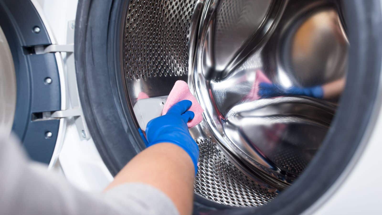 Cleaning the washing machine with a piece of cloth.